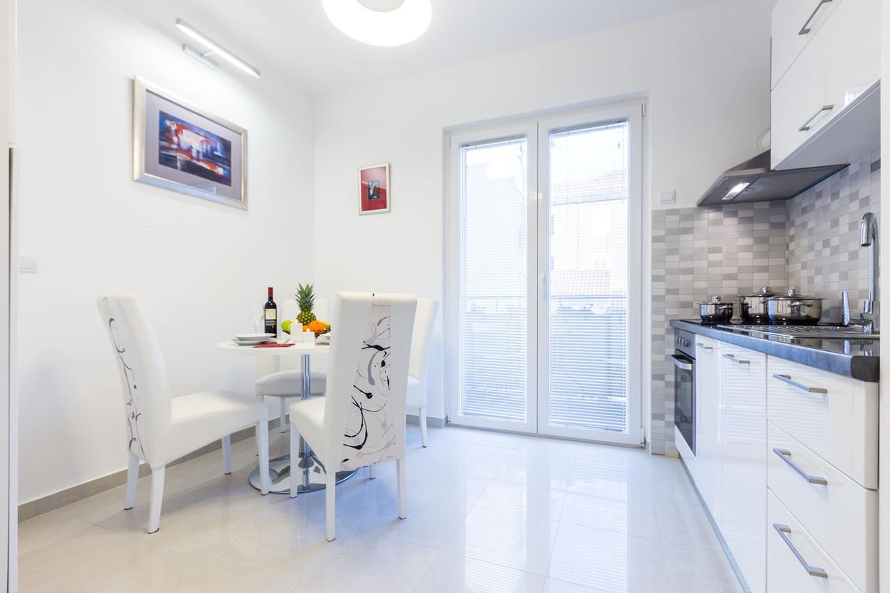 Fifi Apartment W. Parking In Old Town Zadar Rum bild